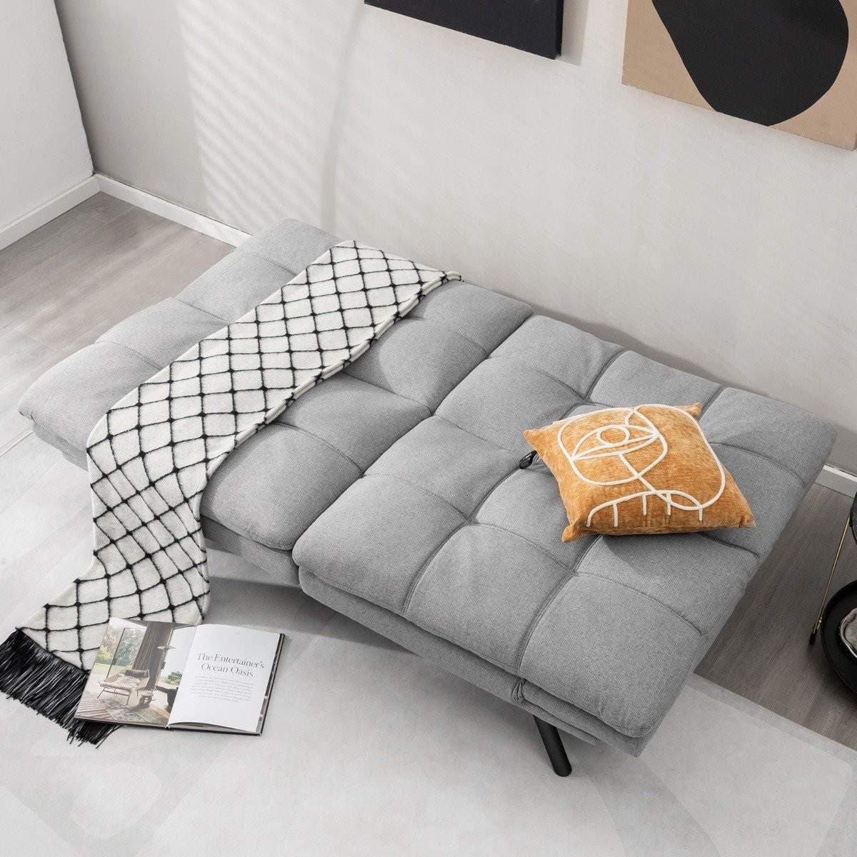 Grå futon-sovesofa – justerbar rygg og armer