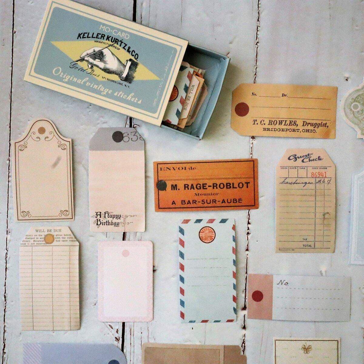 60x Klistreetiketter i Eske, Vintage - Nr. 3