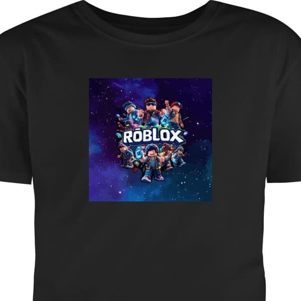 T-skjorte for Voksen | Klassisk Voksen-T-skjorte Svart Liten Roblox gamingsdesign med avatarer på galaksebakgrunn i blå og lilla toner, en populær
