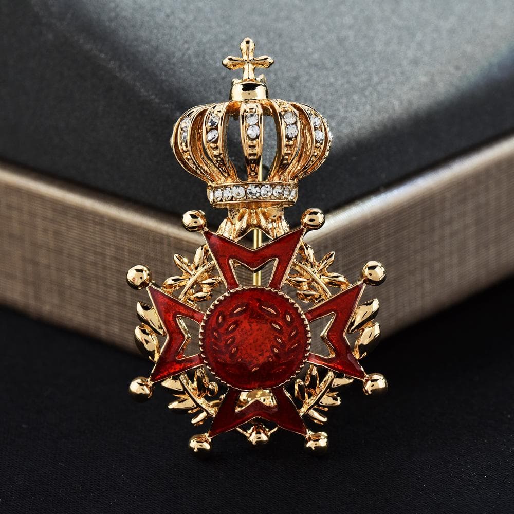 Fabrikkpris Rhinestone Crown Medal Brosje Nøytral Design Tilbehør til uformelle festklær Rød
