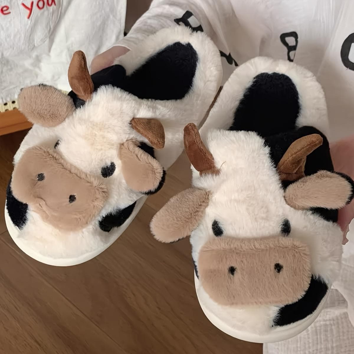 Søte kosedyr-tøfler med ku-motiv for kvinner - Varme fleeceforede hussko, Ultramyke booties med dyreprint og sklisikker såle, Søte