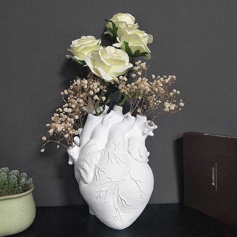 Hvit vase hjerteformet harpikspynt modell rom benkeplate stue vase spisebord tørket blomsterarrangement Hvit