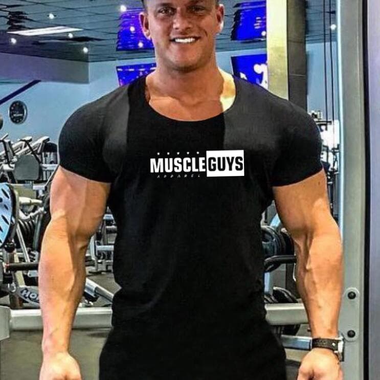 Muscleguys Sommer Muskeltrening for menn, pustende Kortermet Fitness Sports T-skjorte Lett bomull Gym Bodybuilding underskjorte Mote Slim T-skjorter c