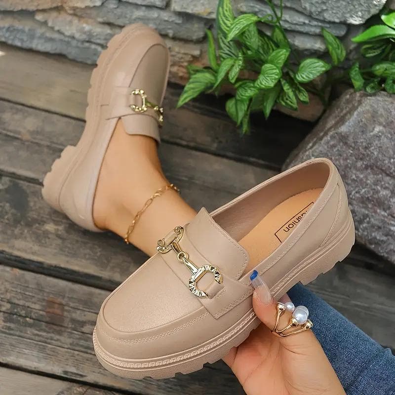 Damesko i metallisk loafers-stil med dekorative spennestropper - Slip-on sko med rund tå som er komfortable for alle årstider cm Hvit