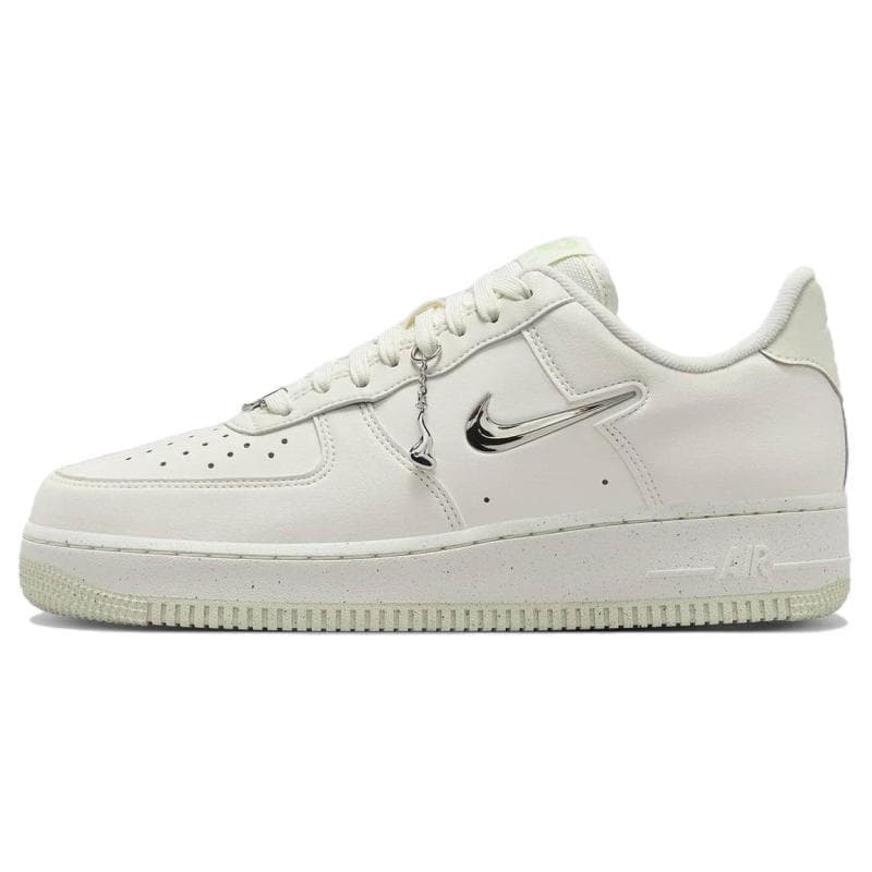 Nike Air Force 1 '07 Se Next Nature Sail Liquid Metal Sneakers for kvinner FN8540-100 cm Hvit