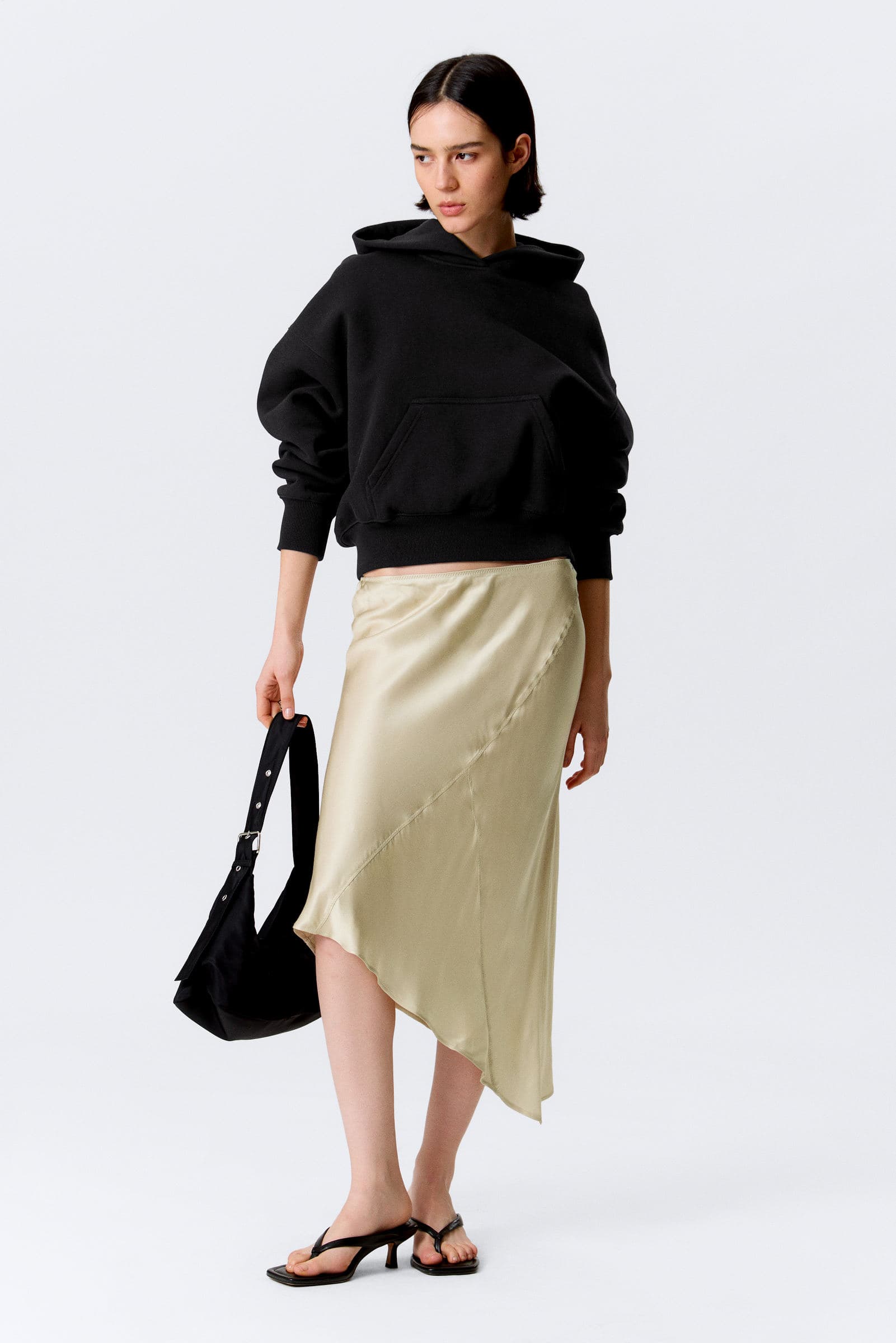 Satin midi-skjørt med lav midje